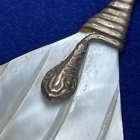 🐍 Vintage mother of pearl snake earrings - Picture 3 of 6